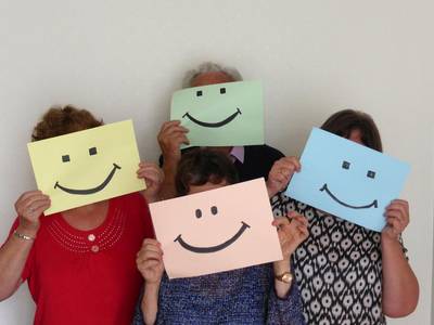 Personen-Gruppe mit Smiley-Gesichtern
