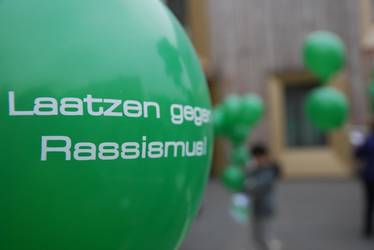 Grüner Luftballon mit der Aufschrift Laatzen gegen Rassismus