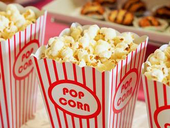 Popcorn in einer Papiertüte