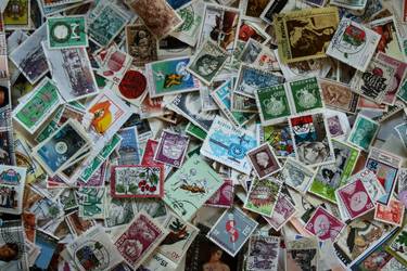 ein Haufen an Briefmarken