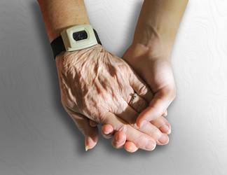Junge und alte Hand halten sich