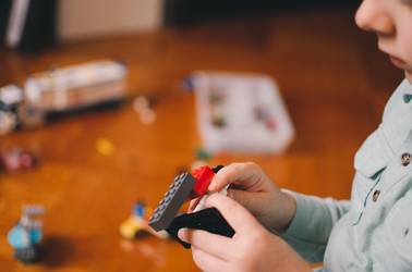 Kind baut mit Lego