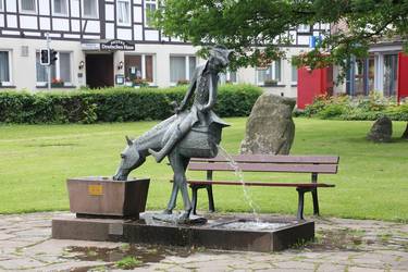 Statue Baron von Münchhausen sitzend auf einem halben Pferd