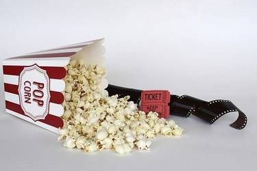 Popkorn und Eintrittskarten