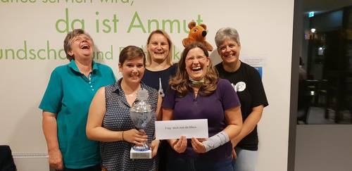 lachende Gewinnergruppe des Tablequiz