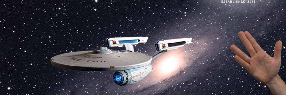 Andromeda Galaxie mit Star Trek Raumschiff, Table Quiz Logo und Handzeichen,