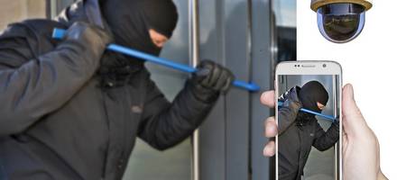 maskierter Mann versucht gewaltsam eine Tür zu öffnen und wird mittels Smartphone beobachtet