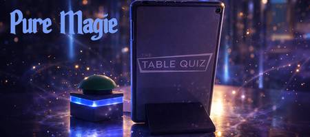 Table Quiz Pure Magie Buzzer und Tablet stehen in der Mitte drum herum magische Zauberwirbel